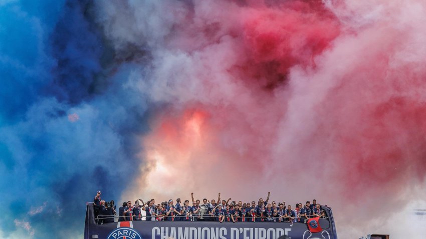 Paseo triunfal por los Campos Elíseos ante la afición del PSG. EFE/EPA/SADAK SOUICI