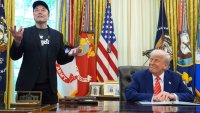El presidente Donald Trump y el multimillonario Elon Musk en la Oficina Oval en la Casa Blanca en Washington el 30 de mayo del Washington. (AP Photo/Evan Vucci)