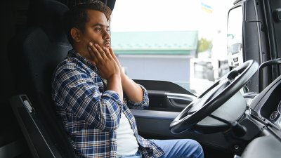 Temor en Tampa entre camioneros que no dominan el inglés tras entrada en vigor de política de Trump