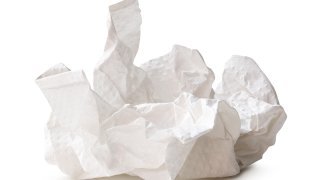 Foto ilustrativa de papel arrugado.