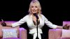 Hermana de Dolly Parton pide que oren por la cantante
