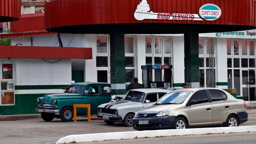Fotografía de archivo de varios automóviles en una estación de suministro de gasolina, en La Habana (Cuba). EFE/Ernesto Mastrascusa
