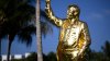 Inauguran una estatua dorada de Trump en su club de golf en Florida