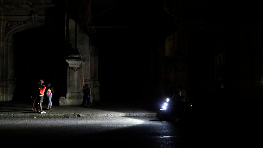Fotografía de archivo de personas transitan por una calle durante un apagón La Habana (Cuba). EFE/ Ernesto Mastrascusa