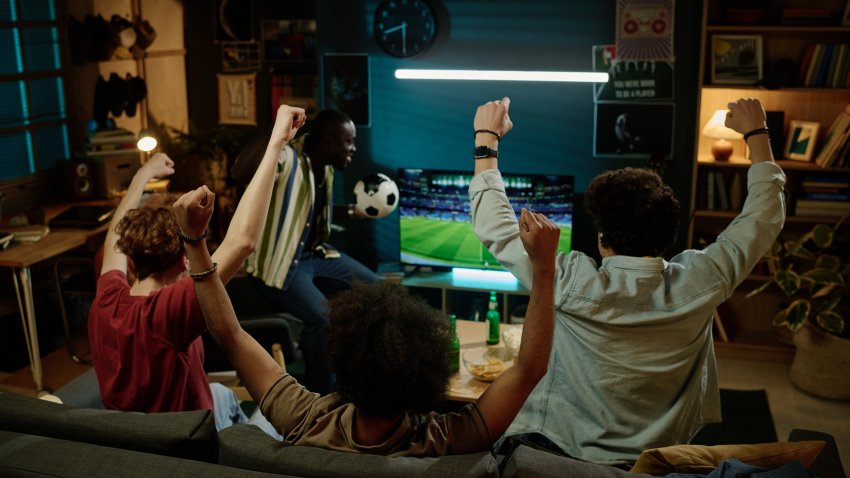 Foto de personas viendo un partido de fútbol.