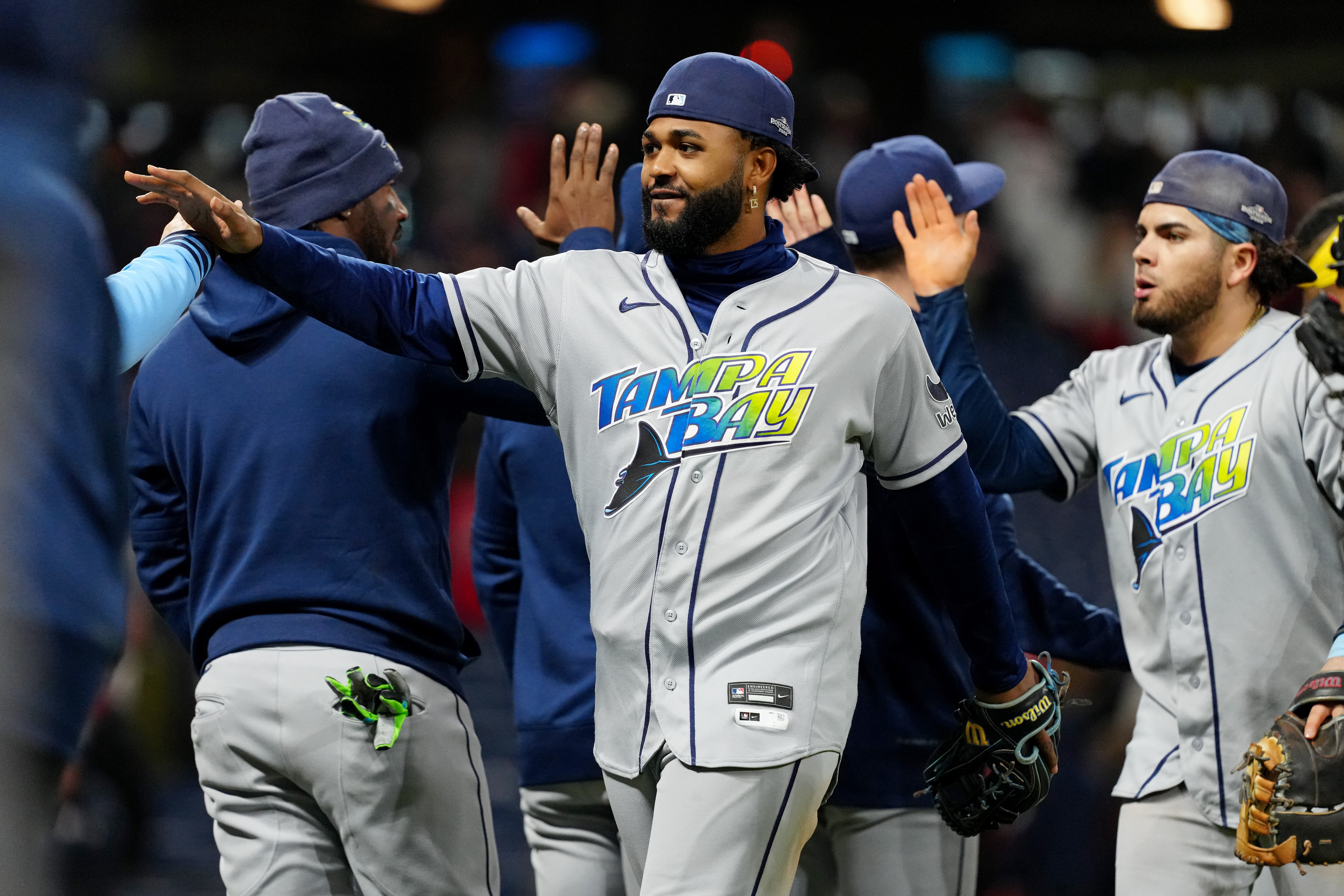 Rays aprovechan errores y ganan 7-3 ante Guardians para igualar la Serie de Campeonato